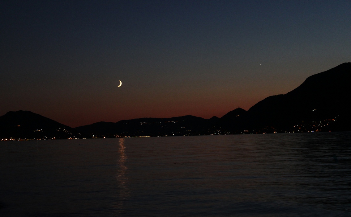 Lune et Venus se couchant sur le Lac Iseo